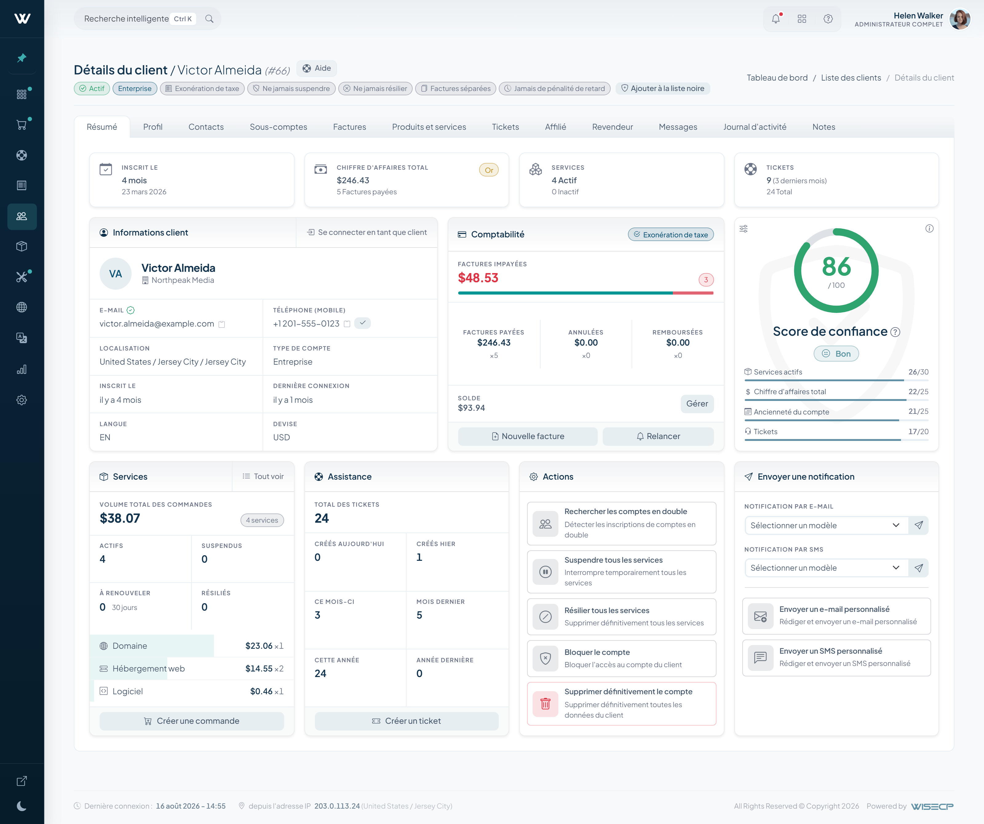 Détail client WISECP v5 avec la jauge du score de confiance et les badges de relation