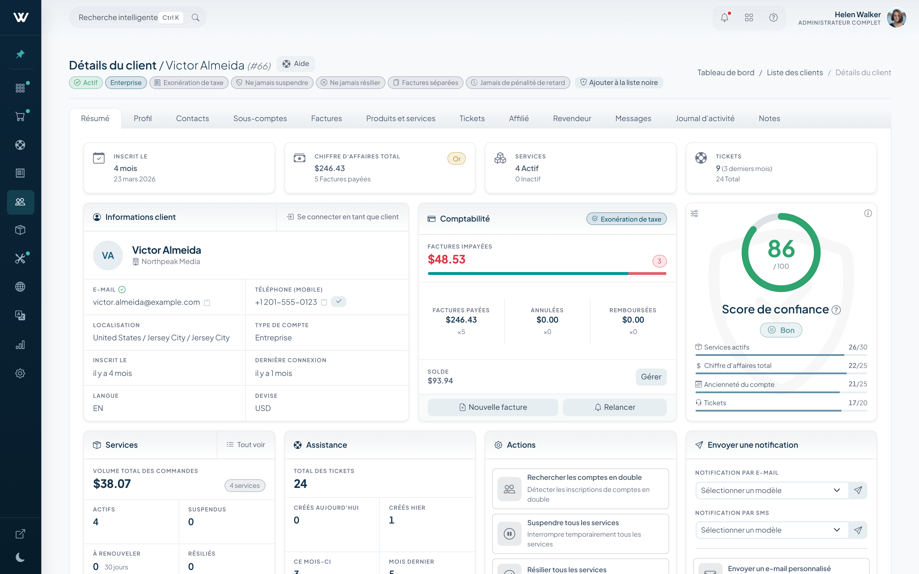 Page Détails du client de WISECP affichant l'identité, le chiffre d'affaires, les services, les tickets et le score de confiance